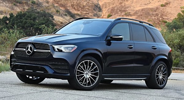 Този модел дойде с привлекателен редизайн, включващ изчистена, добре пропорционална структура и фантастични решетки. За съжаление, това не компенсира лошата му стойност и незадоволителното представяне.

Mercedes GLE от тази година определено има ниски резултати по отношение на надеждността. Различни части от електрическата му система се оказаха проблемни. Някои дойдоха от 48-волтова батерия, други свързани с климатика. 

Според докладите на собственици течове от неправилно монтиран често наводняват краката! Това води до корозия и вероятно е допринесло за електрическите щети в превозното средство.

Контролът на скоростта също изглежда проблематичен, тъй като е събрал значителен брой доклади на NHTSA.